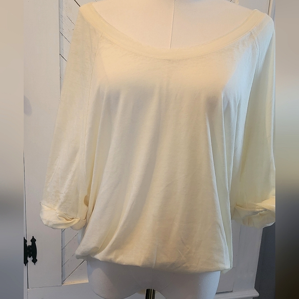 WE THE FREE SCOOP NECK TEE SIZE SMALL